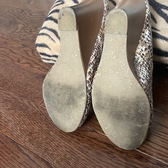 SNAKESKIN PRINT CLOSED TOE WEDGES - Picture 5 of 7